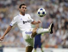 开云体育APP下载-慈善赛的意外，巴斯托尼用一场表演赛，掀开了现代中卫的终极形态