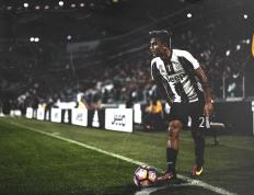 开云体育在线-血洗酋长球场！奥斯梅恩极限爆发，莱比锡红牛强势破壁擒枪手