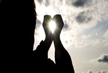 开云体育在线-阿斯顿马丁鏖战梅赛德斯，拉塞尔关键制胜的简单介绍