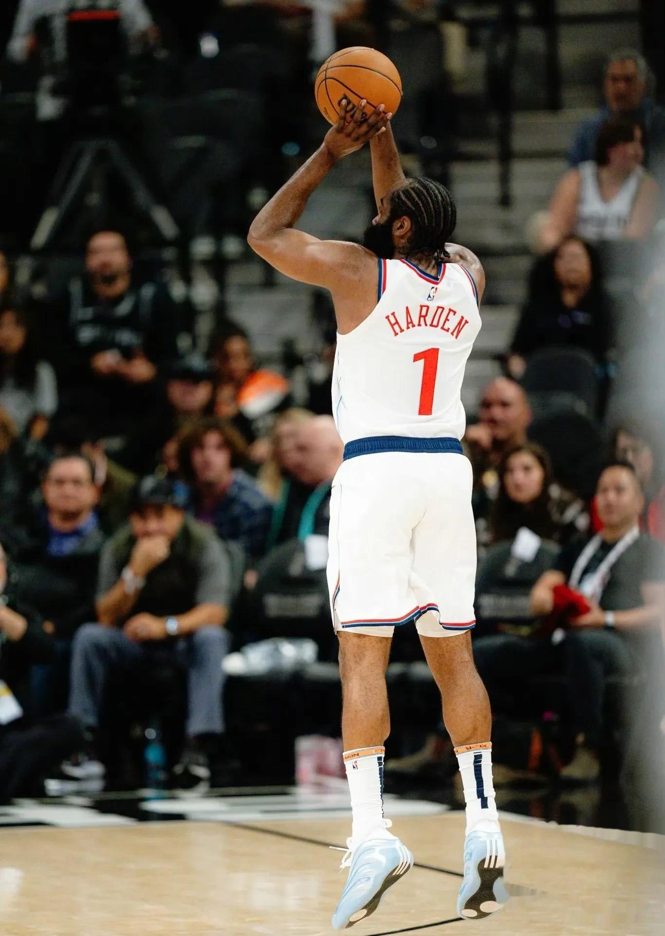 开云官方app入口-快船队惊险逆袭，赢得了一场惊险胜利