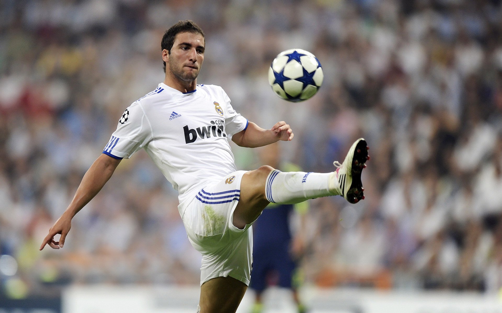 开云体育APP下载-慈善赛的意外,巴斯托尼用一场表演赛,掀开了现代中卫的终极形态